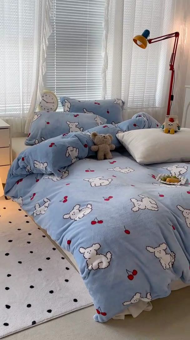 91家纺网 家纺一手货源 找家纺 昔可家纺  2023新款高克重印花牛奶绒卡通系列四件套 樱桃小奶狗