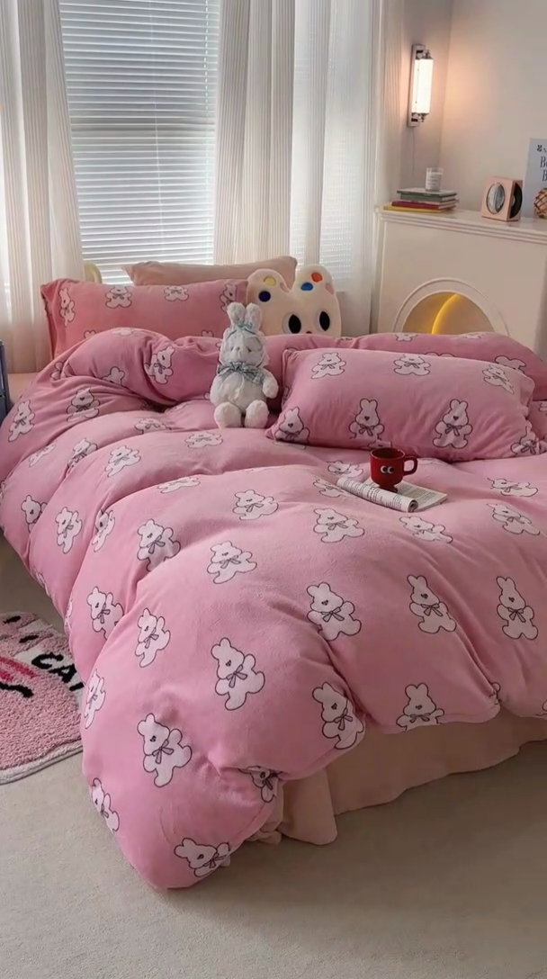 91家纺网 家纺一手货源 找家纺 昔可家纺  2023新款高克重印花牛奶绒卡通系列四件套 多巴胺兔兔