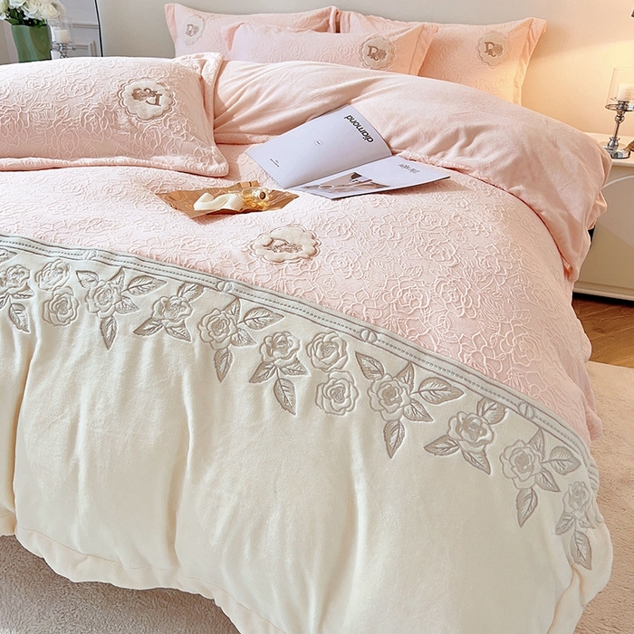 91家纺网 家纺一手货源 找家纺 宅家居 2023新款法式风拼接刺绣全消光A类浮雕花绒剪花烂花牛奶绒四件套-幸福玫瑰 魅-粉