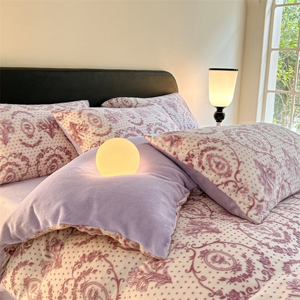 91家纺网 家纺一手货源 找家纺 桃子家居 2023新款A类高克重230克法式轻奢复古着色烂花雕花缦格加厚牛奶绒四件套 缦格丁香紫