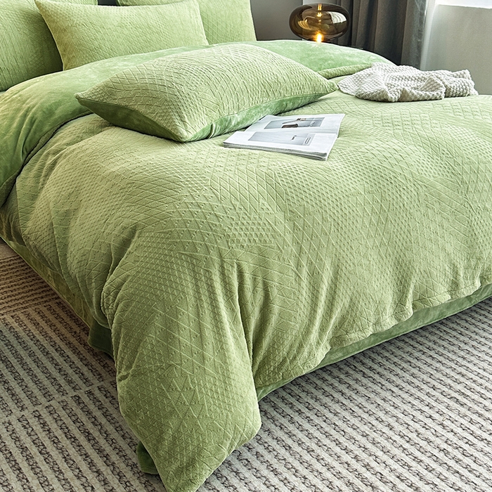 91家纺网 家纺一手货源 找家纺 铠畅家纺 2023爆款A类230g立体雕花牛奶绒四件套 七巧板绿