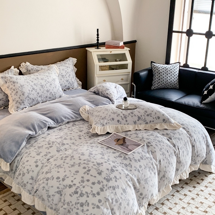 91家纺网 家纺一手货源 找家纺 潘朵拉 2023新款高克重法式花边着色雕花牛奶绒四件套 梨花兰