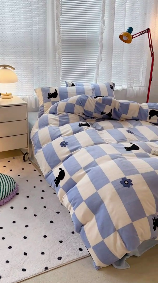 91家纺网 家纺一手货源 找家纺 昔可家纺  2023新款高克重印花牛奶绒卡通系列四件套 蓝格小黑猫