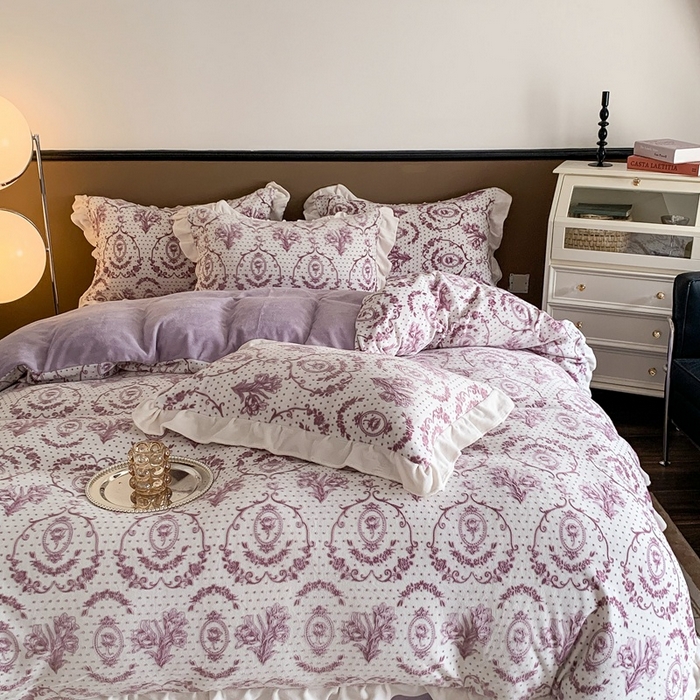 91家纺网 家纺一手货源 找家纺 潘朵拉 2023新款高克重法式花边着色雕花牛奶绒四件套 法式浪漫紫