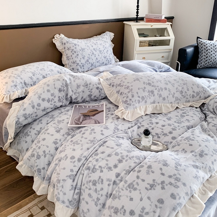 91家纺网 家纺一手货源 找家纺 潘朵拉 2023新款高克重法式花边着色雕花牛奶绒四件套 梨花兰