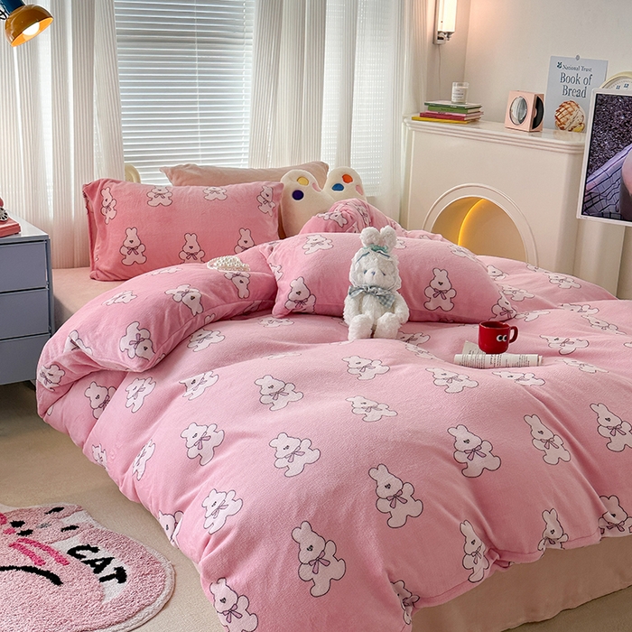 91家纺网 家纺一手货源 找家纺 昔可家纺  2023新款高克重印花牛奶绒卡通系列四件套 多巴胺兔兔