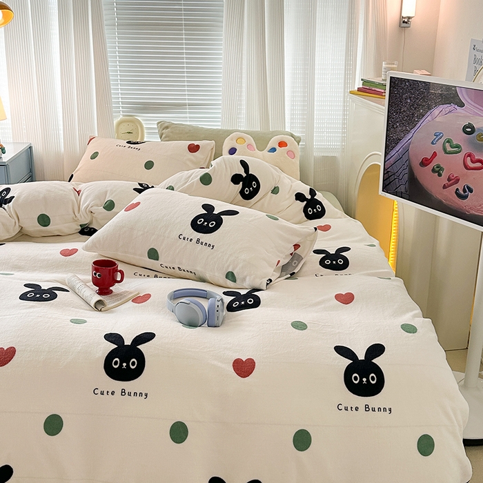 91家纺网 家纺一手货源 找家纺 昔可家纺  2023新款高克重印花牛奶绒卡通系列四件套 波点小黑兔