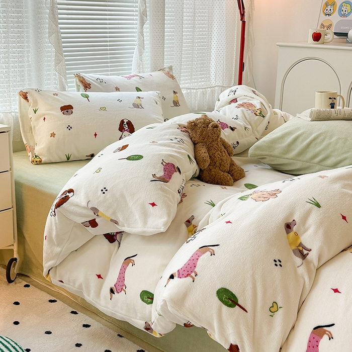 91家纺网 家纺一手货源 找家纺 昔可家纺  2023新款高克重印花牛奶绒卡通系列四件套 萌宠狗狗