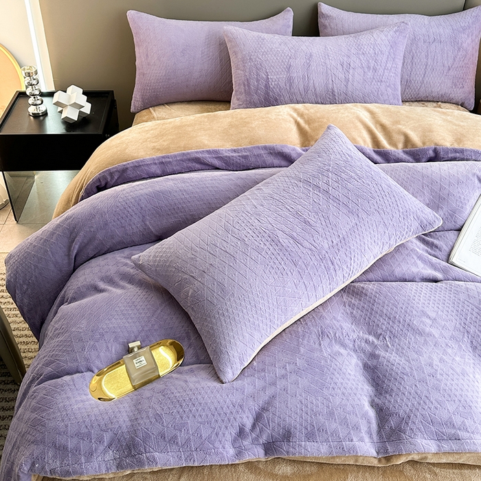 91家纺网 家纺一手货源 找家纺 铠畅家纺 2023爆款A类230g立体雕花牛奶绒四件套 七巧板紫