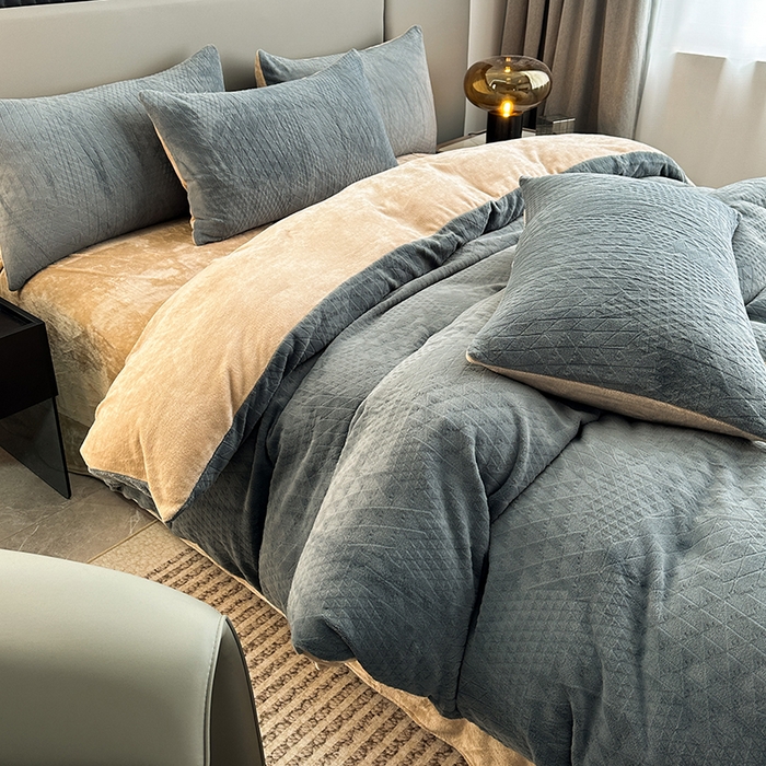 91家纺网 家纺一手货源 找家纺 铠畅家纺 2023爆款A类230g立体雕花牛奶绒四件套 七巧板高级灰