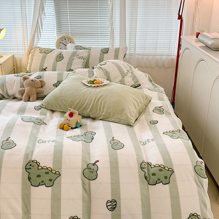 91家纺网 家纺一手货源 找家纺 昔可家纺  2023新款高克重印花牛奶绒卡通系列四件套 绿竖条恐龙