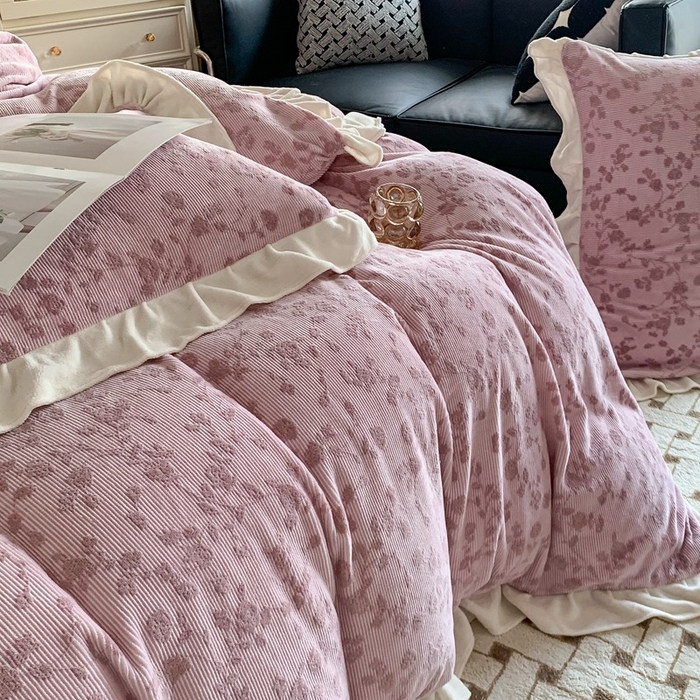 91家纺网 家纺一手货源 找家纺 潘朵拉 2023新款高克重法式花边着色雕花牛奶绒四件套 梨花粉紫