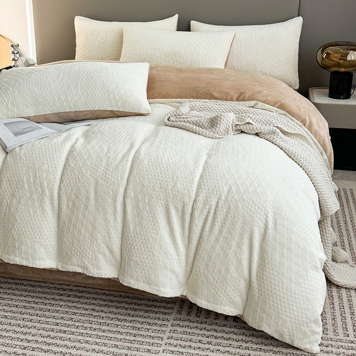 91家纺网 家纺一手货源 找家纺 铠畅家纺 2023爆款A类230g立体雕花牛奶绒四件套 七巧板奶白