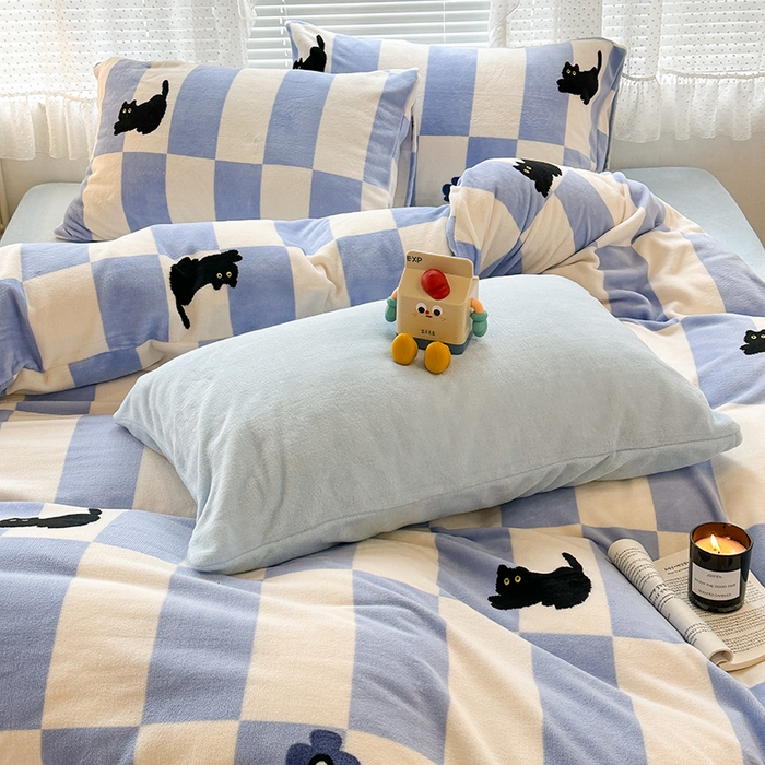 91家纺网 家纺一手货源 找家纺 昔可家纺  2023新款高克重印花牛奶绒卡通系列四件套 蓝格小黑猫