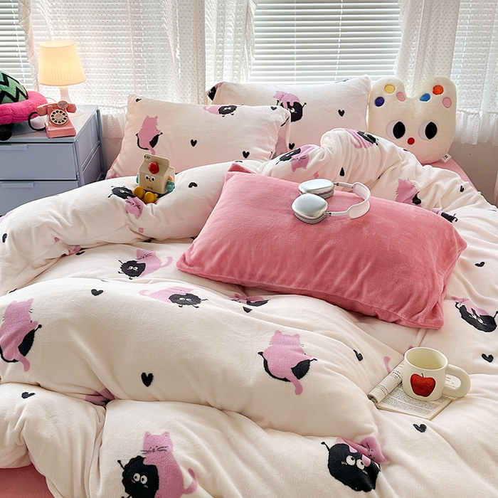 91家纺网 家纺一手货源 找家纺 昔可家纺  2023新款高克重印花牛奶绒卡通系列四件套 粉猫煤球