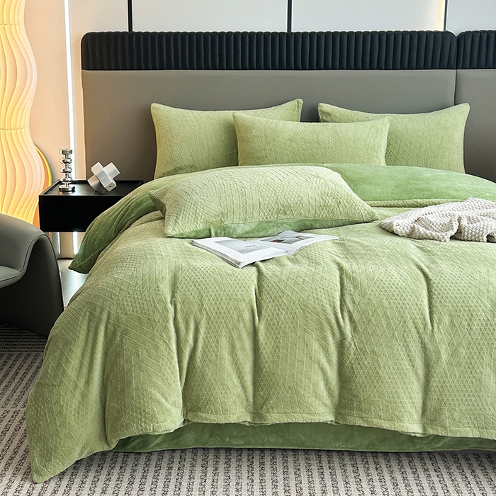 91家纺网 家纺一手货源 找家纺 铠畅家纺 2023爆款A类230g立体雕花牛奶绒四件套 七巧板绿