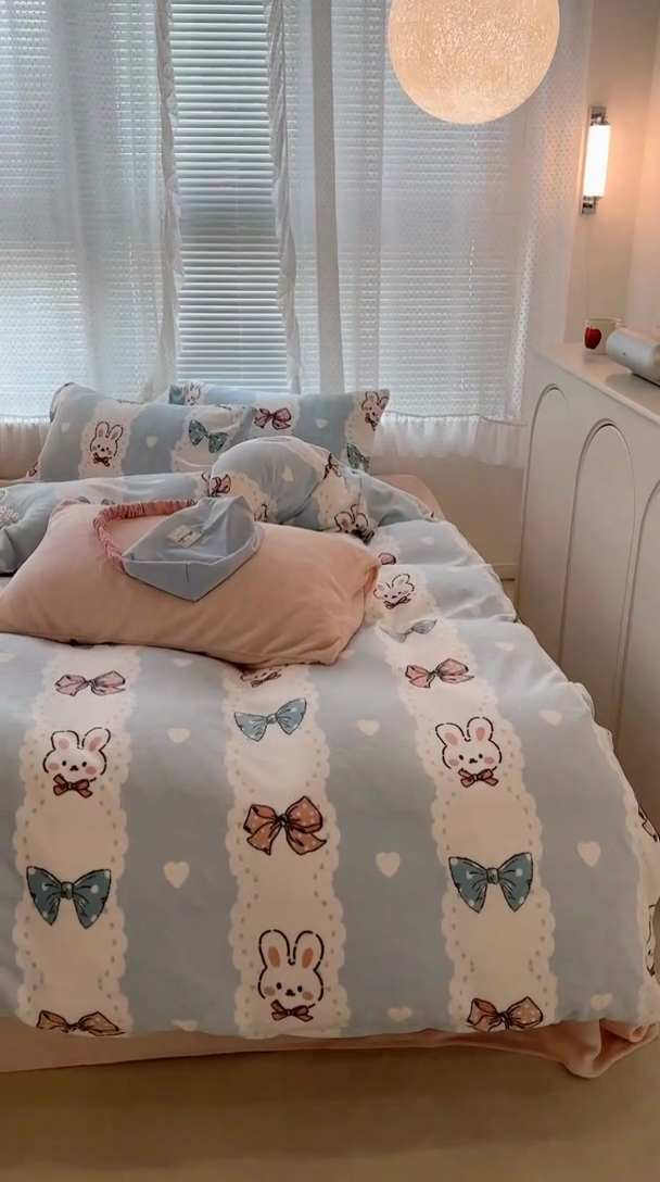 91家纺网 家纺一手货源 找家纺 昔可家纺  2023新款高克重印花牛奶绒卡通系列四件套 爱心蝴蝶结兔