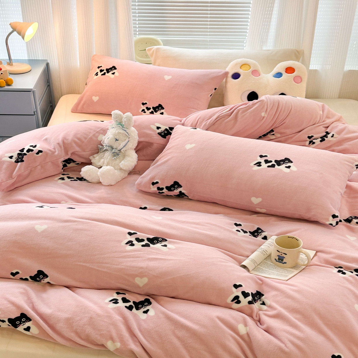 91家纺网 家纺一手货源 找家纺 昔可家纺  2023新款高克重印花牛奶绒卡通系列四件套 爱心小黑猫