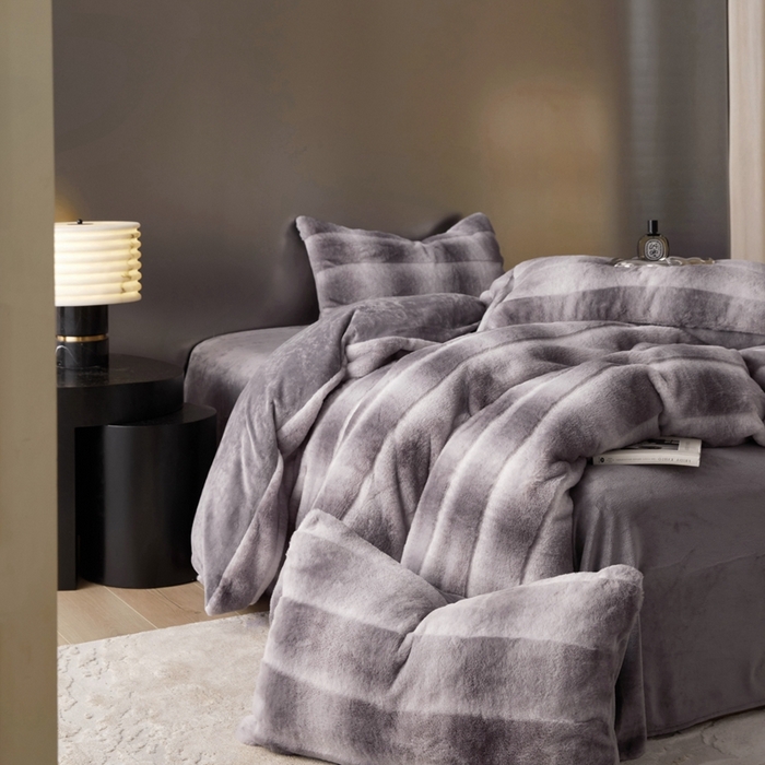 91家纺网 家纺一手货源 找家纺 金奇达家纺 2025秋冬保暖加厚绒类皮草绒四件套-【赛琳娜】系列 赛琳娜-紫灰