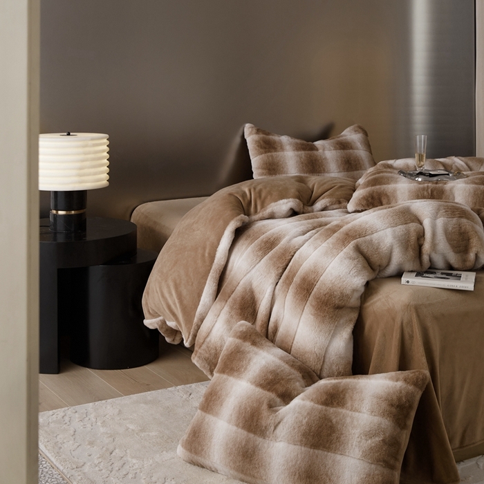 91家纺网 家纺一手货源 找家纺 金奇达家纺 2025秋冬保暖加厚绒类皮草绒四件套-【赛琳娜】系列 赛琳娜-咖啡