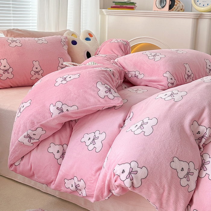 91家纺网 家纺一手货源 找家纺 昔可家纺  2023新款高克重印花牛奶绒卡通系列四件套 多巴胺兔兔