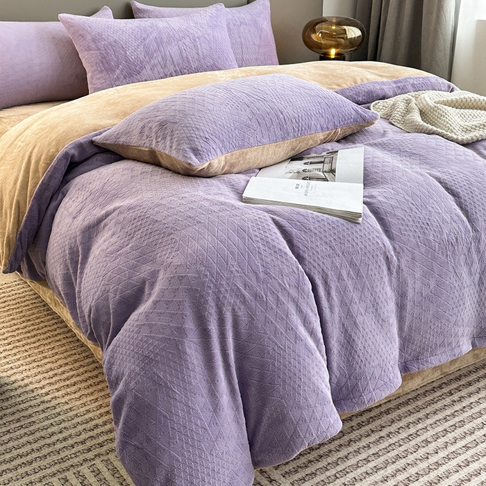 91家纺网 家纺一手货源 找家纺 铠畅家纺 2023爆款A类230g立体雕花牛奶绒四件套 七巧板紫