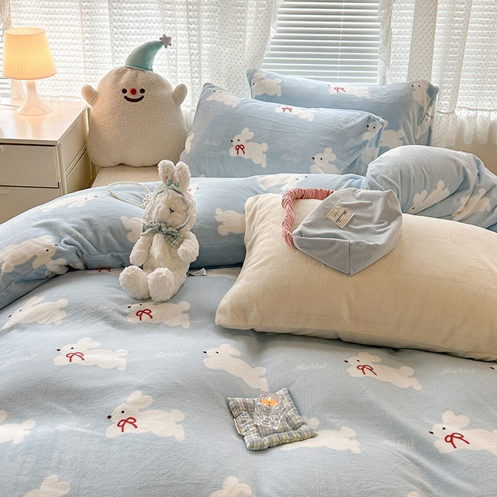 91家纺网 家纺一手货源 找家纺 昔可家纺  2023新款高克重印花牛奶绒卡通系列四件套 丝带小兔蓝