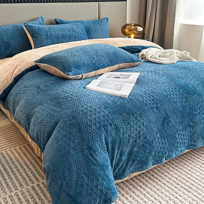 91家纺网 家纺一手货源 找家纺 铠畅家纺 2023爆款A类230g立体雕花牛奶绒四件套 七巧板宝蓝