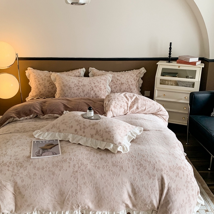 91家纺网 家纺一手货源 找家纺 潘朵拉 2023新款高克重法式花边着色雕花牛奶绒四件套 梨花咖