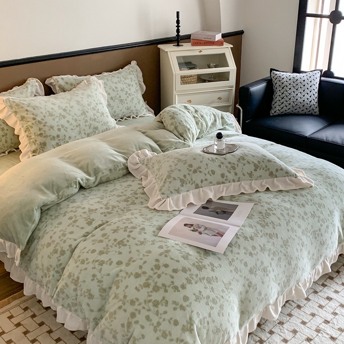 91家纺网 家纺一手货源 找家纺 潘朵拉 2023新款高克重法式花边着色雕花牛奶绒四件套 梨花绿