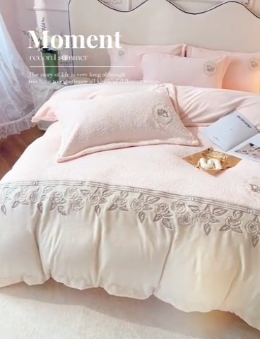 91家纺网 家纺一手货源 找家纺 宅家居 2023新款法式风拼接刺绣全消光A类浮雕花绒剪花烂花牛奶绒四件套-幸福玫瑰 魅-粉