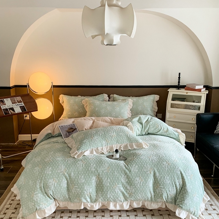 91家纺网 家纺一手货源 找家纺 潘朵拉 2023新款高克重法式花边着色雕花牛奶绒四件套 清浅（绿）