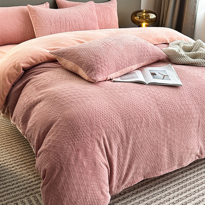 91家纺网 家纺一手货源 找家纺 铠畅家纺 2023爆款A类230g立体雕花牛奶绒四件套 七巧板粉