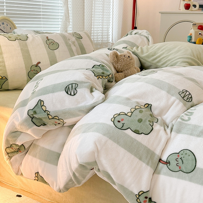 91家纺网 家纺一手货源 找家纺 昔可家纺  2023新款高克重印花牛奶绒卡通系列四件套 绿竖条恐龙