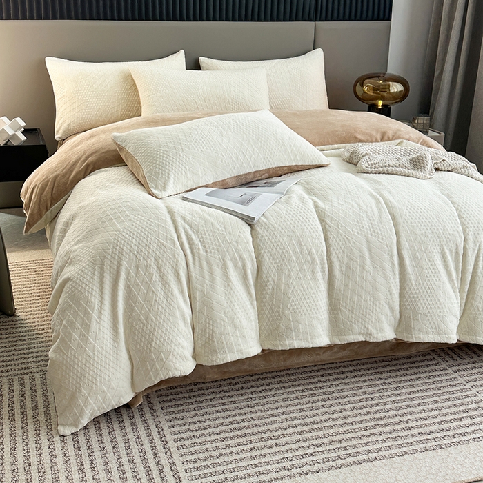 91家纺网 家纺一手货源 找家纺 铠畅家纺 2023爆款A类230g立体雕花牛奶绒四件套 七巧板奶白