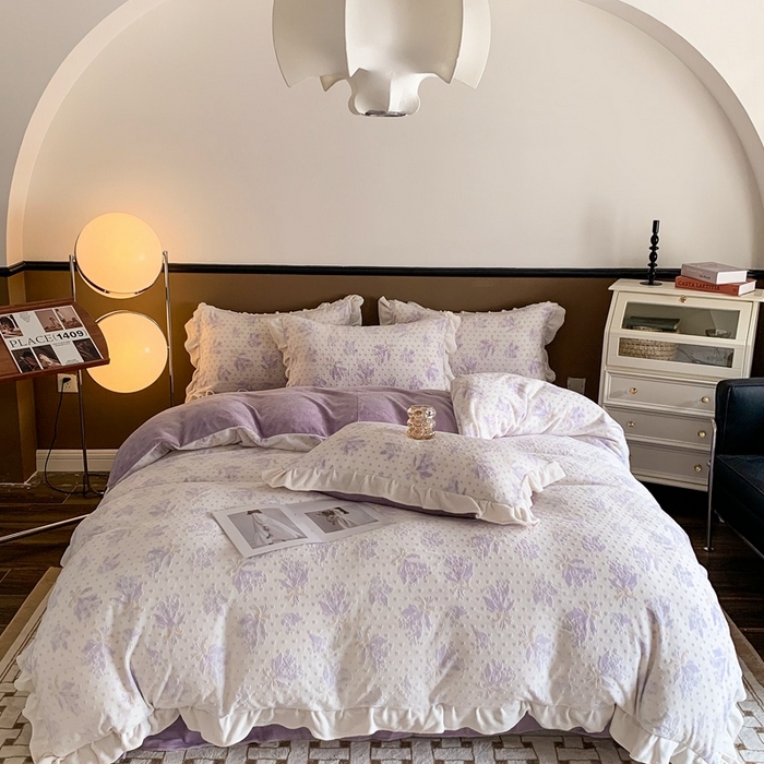 91家纺网 家纺一手货源 找家纺 潘朵拉 2023新款高克重法式花边着色雕花牛奶绒四件套 清浅（紫）