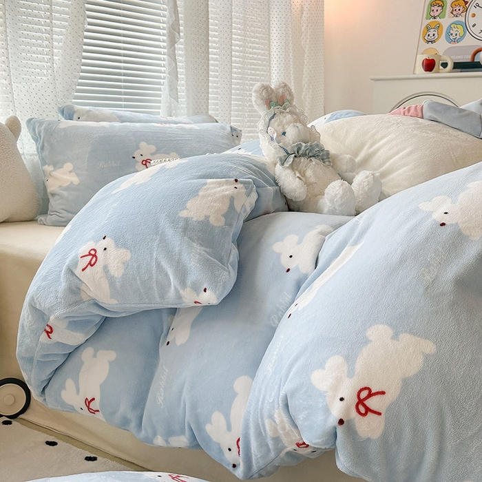 91家纺网 家纺一手货源 找家纺 昔可家纺  2023新款高克重印花牛奶绒卡通系列四件套 丝带小兔蓝