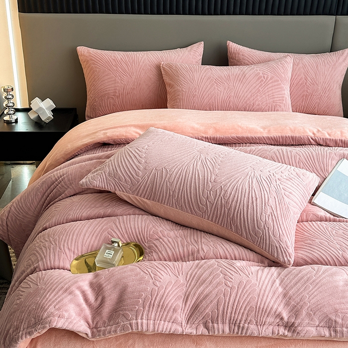 91家纺网 家纺一手货源 找家纺 铠畅家纺 2023爆款A类230g立体雕花牛奶绒四件套 大浪淘沙花型-粉