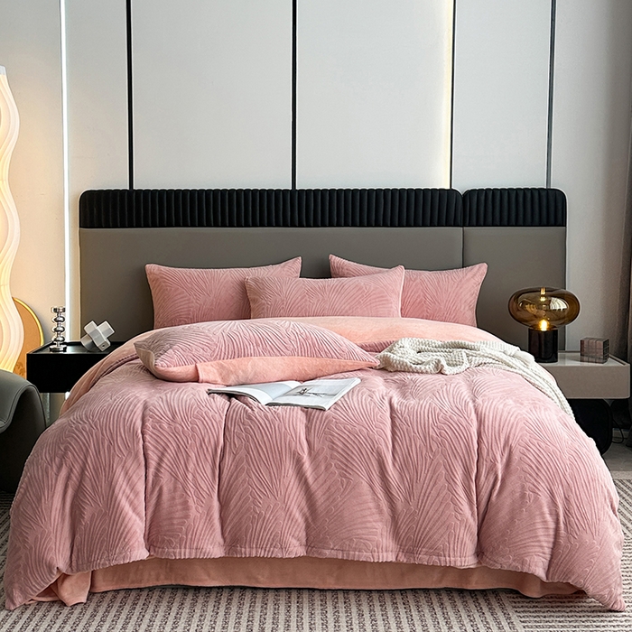 91家纺网 家纺一手货源 找家纺 铠畅家纺 2023爆款A类230g立体雕花牛奶绒四件套 大浪淘沙花型-粉