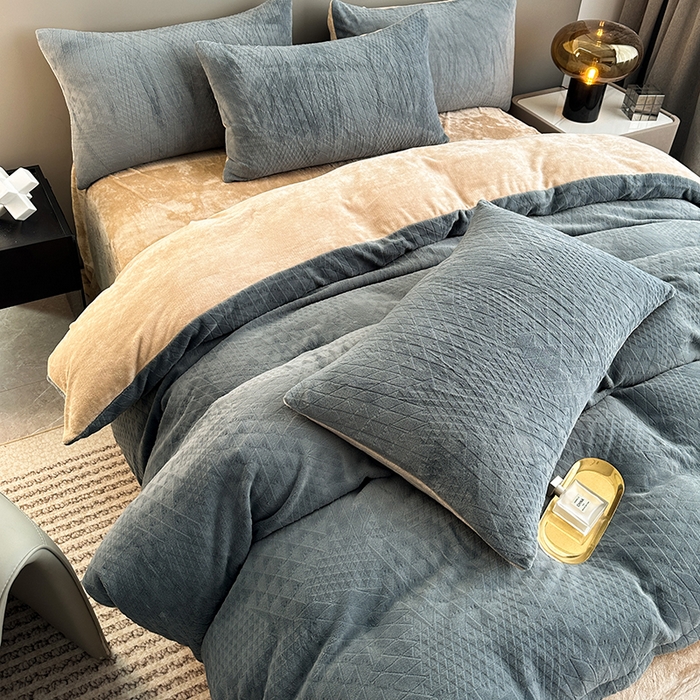 91家纺网 家纺一手货源 找家纺 铠畅家纺 2023爆款A类230g立体雕花牛奶绒四件套 七巧板高级灰