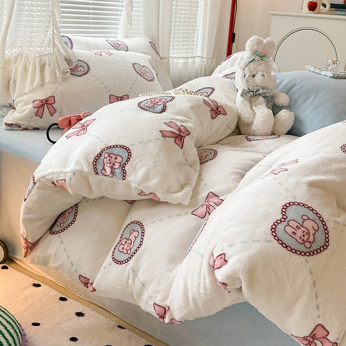 91家纺网 家纺一手货源 找家纺 昔可家纺  2023新款高克重印花牛奶绒卡通系列四件套 菱格爱心兔