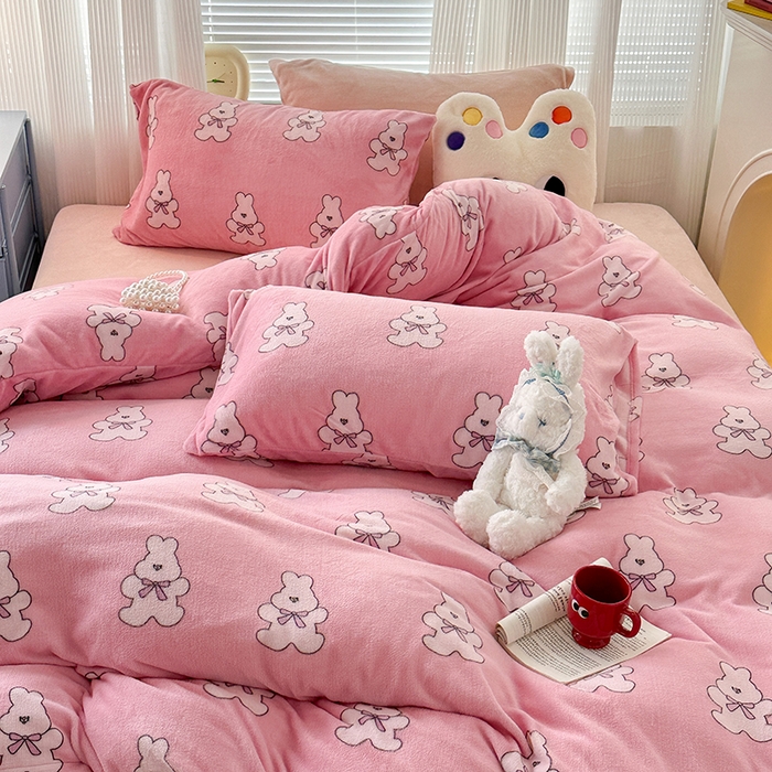 91家纺网 家纺一手货源 找家纺 昔可家纺  2023新款高克重印花牛奶绒卡通系列四件套 多巴胺兔兔