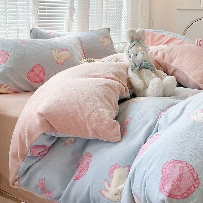 91家纺网 家纺一手货源 找家纺 昔可家纺  2023新款高克重印花牛奶绒卡通系列四件套 萝莉爱心兔