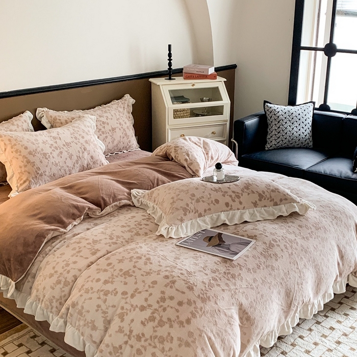 91家纺网 家纺一手货源 找家纺 潘朵拉 2023新款高克重法式花边着色雕花牛奶绒四件套 梨花咖