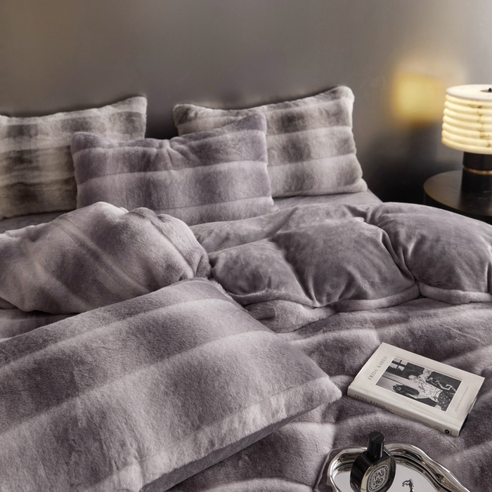 91家纺网 家纺一手货源 找家纺 金奇达家纺 2025秋冬保暖加厚绒类皮草绒四件套-【赛琳娜】系列 赛琳娜-紫灰