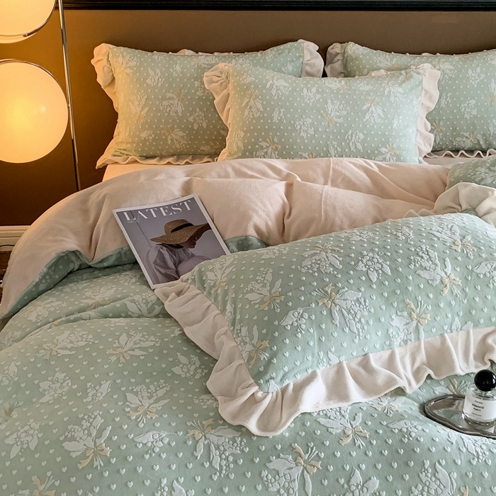 91家纺网 家纺一手货源 找家纺 潘朵拉 2023新款高克重法式花边着色雕花牛奶绒四件套 清浅（绿）