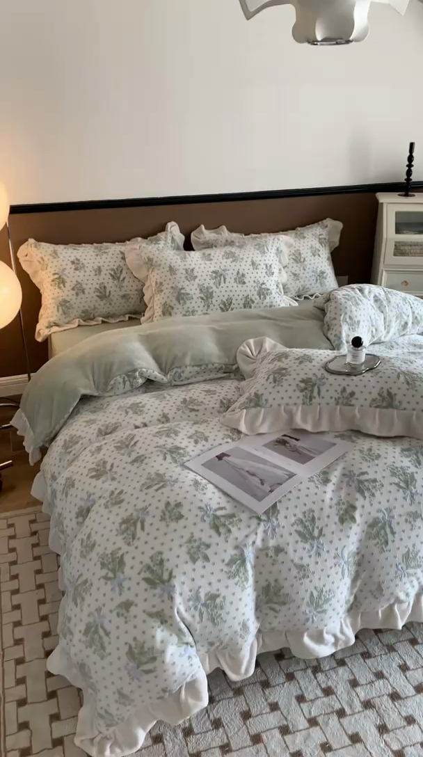 91家纺网 家纺一手货源 找家纺 潘朵拉 2023新款高克重法式花边着色雕花牛奶绒四件套 清浅（奶绿）