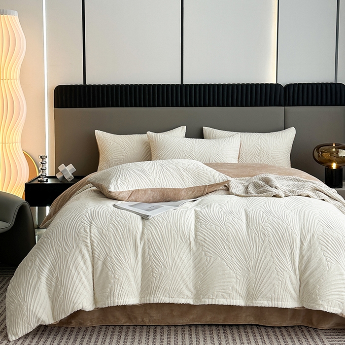 91家纺网 家纺一手货源 找家纺 铠畅家纺 2023爆款A类230g立体雕花牛奶绒四件套 大浪淘沙花型-白