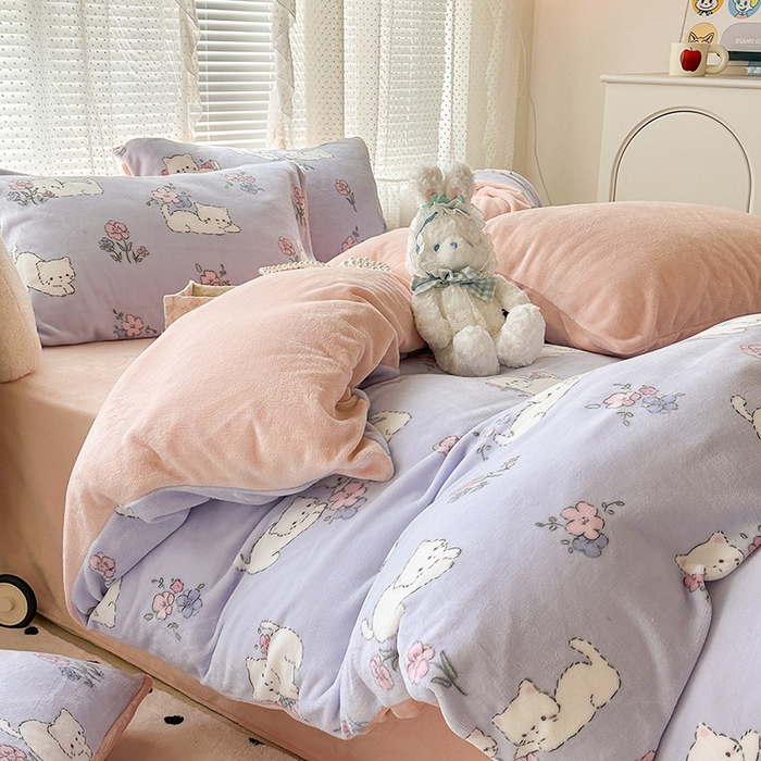 91家纺网 家纺一手货源 找家纺 昔可家纺  2023新款高克重印花牛奶绒卡通系列四件套 花花小猫咪