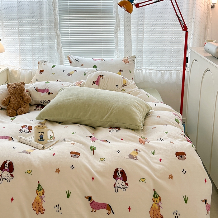 91家纺网 家纺一手货源 找家纺 昔可家纺  2023新款高克重印花牛奶绒卡通系列四件套 萌宠狗狗